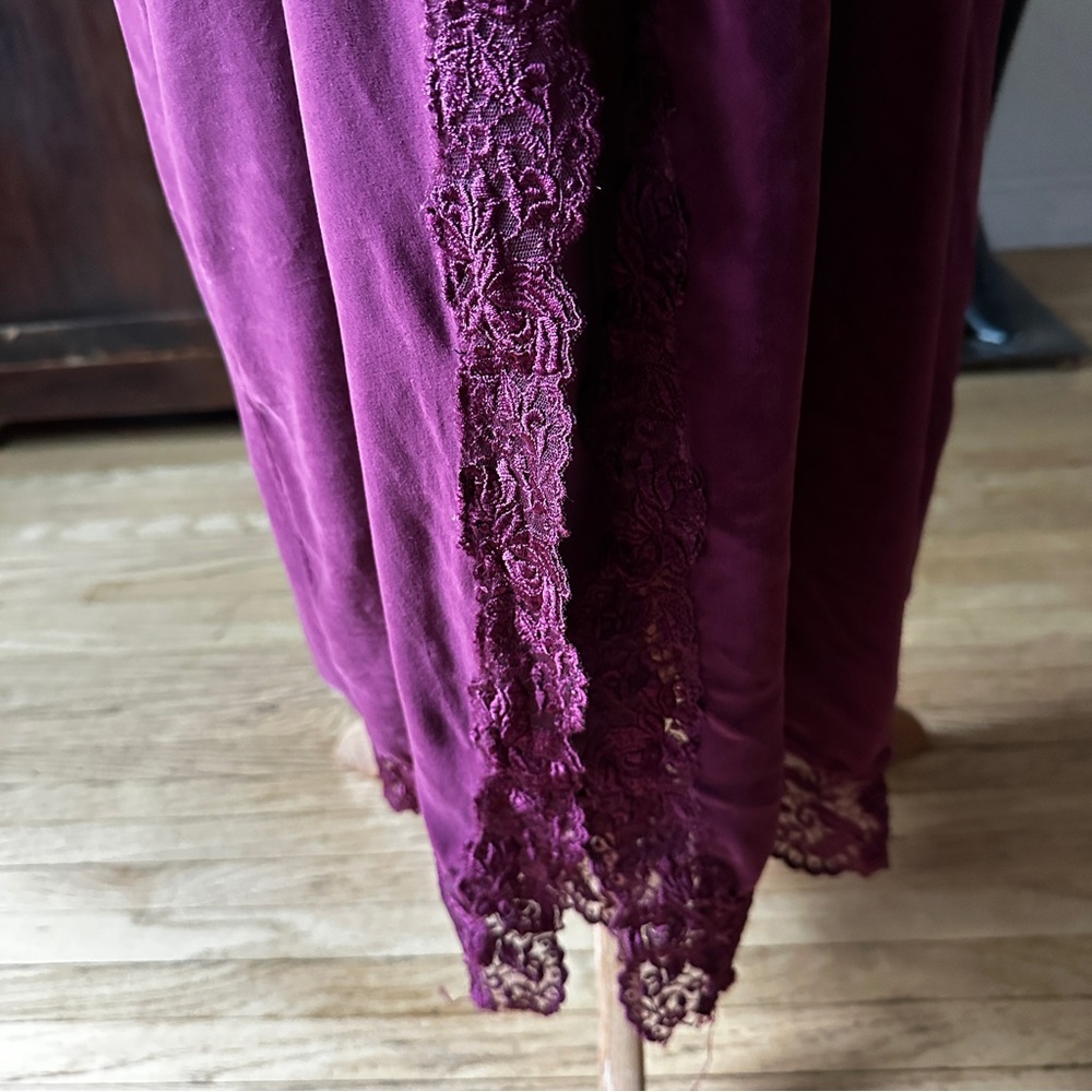 Vintage Victoria's Secret Burgundy Lace-Trim Silk Blend Velvet Robe - Picture 5 of 8